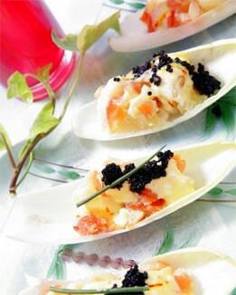 HOJAS DE ENDIBIAS CON ENSALADILLA DE AHUMADOS