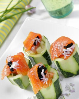 TRONCOS DE PEPINO CON SALMÓN Y HUEVAS