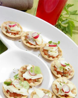 TARTALETAS DE SALMOREJO Y QUESO