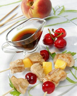 BROCHETAS DE POLLO, MELOCOTÓN Y CEREZAS