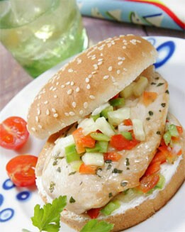 HAMBURGUESA DE POLLO CON SALSA DE VERDURAS