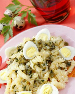 ESPIRALES CON ALCAPARRAS Y HUEVOS DE CODORNIZ