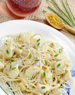 ESPAGUETIS CON CURRY DE POLLO