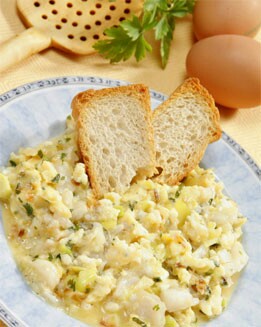 REVUELTO DE HUEVOS  CON MERLUZA