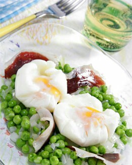 HUEVOS HERVIDOS CON GUISANTES Y JAMÓN DE PATO