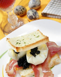PAN AL AJO CON  HUEVOS DE CODORNIZ