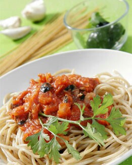 ESPAGUETIS CON TOMATE Y ATÚN