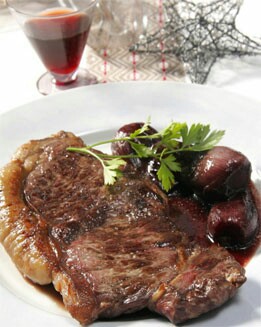 ENTRECOT CON CEBOLLAS AL VINO TINTO