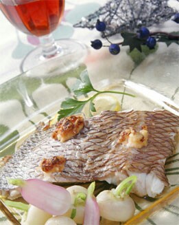 BESUGO AL HORNO CON GAMBAS