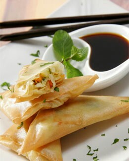 ROLLITOS DE VERDURAS  CON SALSA DE SOJA