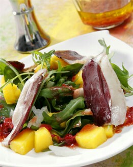 ENSALADA DE HOJAS, FRUTA Y JAMÓN