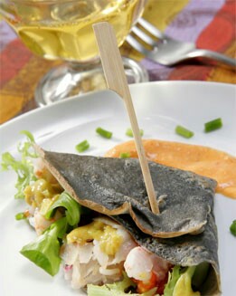 CREPES NEGROS CON ENSALADA