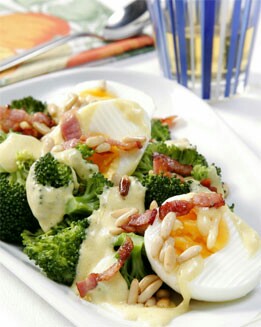HUEVOS COCIDOS CON SALSA DE MOSTAZA