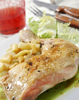 POLLO ASADO CON PATATAS FRITAS