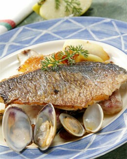 DORADA  CON GUARNICIÓN DE ALMEJAS  Y MANZANA
