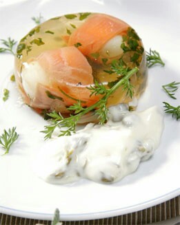 HUEVOS EN GELATINA CON SALMÓN