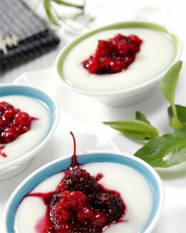 CUAJADO DE LECHE CON SALSA DE FRUTAS