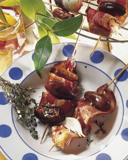 BROCHETAS CON SALCHICHA Y DÁTILES