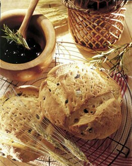 PAN DE MAÍZ Y ACEITUNAS