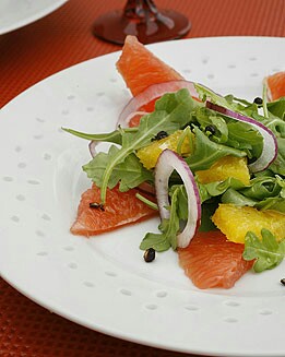 ENSALADA DE POMELO CON CEBOLLA ROJA