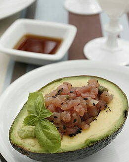 TARTAR DE ATÚN CON REVUELTO DE AGUACATE 