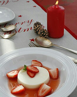 SOPA DE FRESA CON PANNACOTA DE VAINILLA 