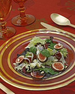 ENSALADA DE HIGOS, JAMÓN DE PATO Y PIÑONES 