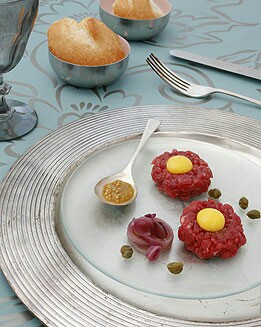 STEAK TARTAR CON HUEVO DE CODORNIZ Y CEBOLLA ROJA
