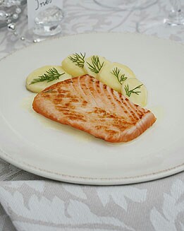 SALMÓN MARINADO A LA PARRILLA CON ENELDO Y PATATAS