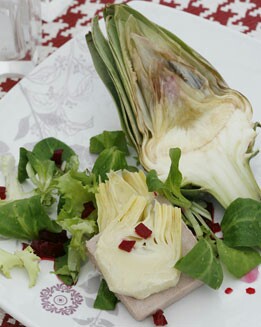 ENSALADA DE FOIE, ALCACHOFAS Y VINAGRETA REMOLACHA