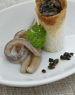 BOQUERONES MARINADOS CON ACEITUNAS NEGRAS