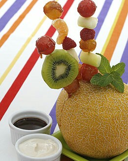 BROCHETAS DE FRUTAS Y TOMATES CARAMELIZADOS