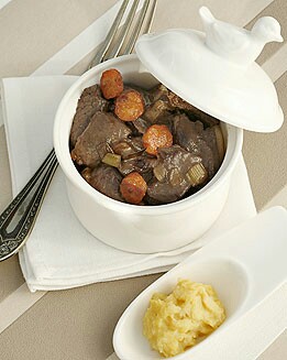 CIVET DE JABALÍ CON ALIOLI DE MEMBRILLO