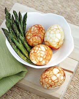 ESPÁRRAGOS ASADOS Y HUEVOS CRAQUELADOS