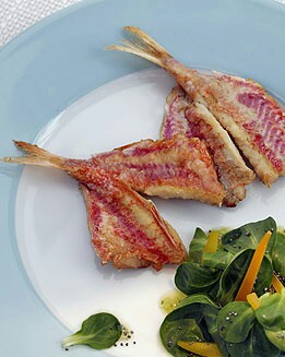 SALMONETES CON ENSALADA DE BERROS Y PIMIENTOS