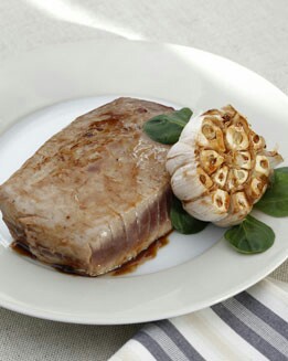 BISTEC DE ATÚN CON AJOS ASADOS