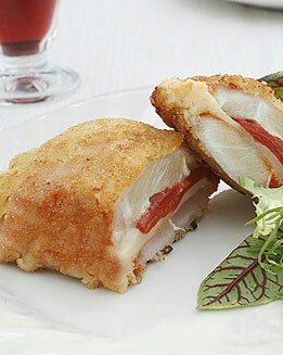 LOMO ADOBADO CON QUESO Y PIMIENTO