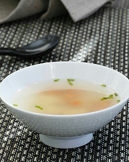 SOPA DE MISO BLANCO CON RAVIOLIS CHINOS