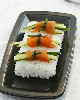 ROLLITOS DE SALMÓN MARINADO, PEPINO Y CEBOLLINO