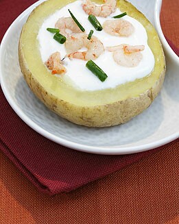 PATATAS AL HORNO CON GAMBAS Y YOGUR