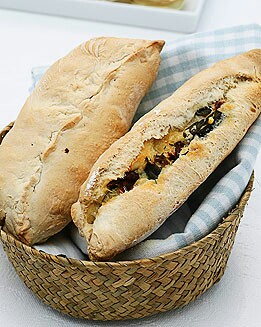 PAN DE TOMATES SECOS, ALBAHACA Y PARMESANO