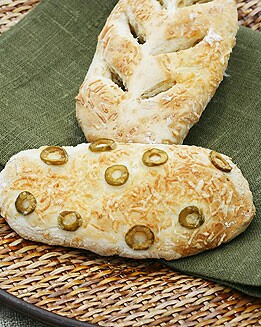 PAN CON QUESO Y ACEITUNAS