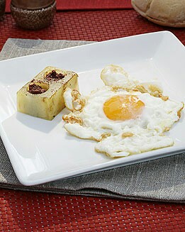 HUEVOS FRITOS CON PATATAS Y MORCILLA