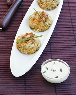 PASTELITOS DE PESCADO CON MAHONESA DE HIERBAS