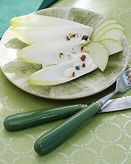 ENSALADA DE ENDIBIAS CON QUESO AZUL