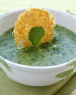CREMA FRÍA DE BERROS CON GALLETA DE PARMESANO