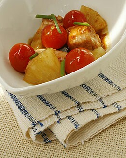 SALMÓN CARAMELIZADO CON PIÑA Y TOMATES