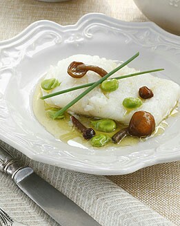 BACALAO CONFITADO CON SETAS Y HABAS