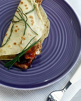 TORTITAS DE TRIGO CON CEBOLLINO Y POLLO EN SALSA