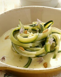 TAGLIATELLE DE CALABACÍN CON PIÑONES